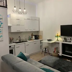 Charming In The Heart Of The Jewish District! Апартаменты